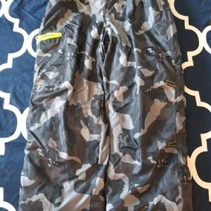 Camo snow pants. Size 5T